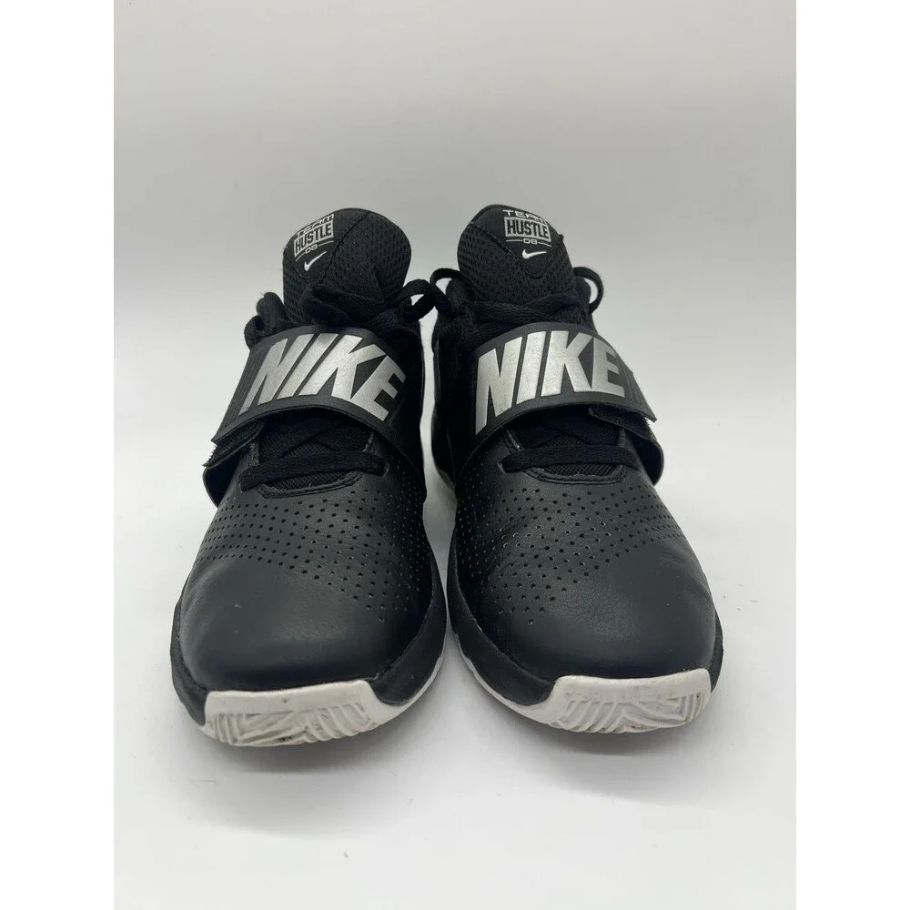 Nike Team Hustle D8 Shoes Youth Size 7Y Black Low Top Basketball 881941-001